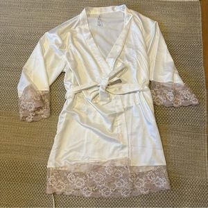 Rosa Satin Robe Flora Nikrooz | Size M | White Lace